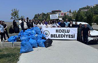 Zonguldak'ta üniversite öğrencileri sahilden 50 poşet çöp topladı