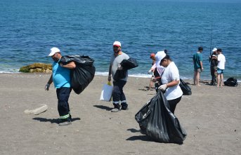 Akçakoca'da sahil vatandaşların desteğiyle temizlendi