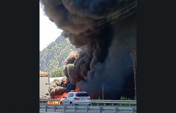 Amasya'da soğuk hava deposundaki yangın söndürülmeye çalışılıyor