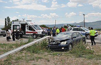 Amasya'da otomobilin elektrik direğine çarptığı kazada 3 kişi yaralandı