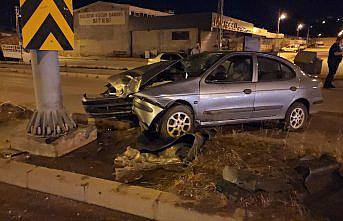 Amasya'da yön tabelasının direğine çarpan otomobildeki 2 kişi yaralandı