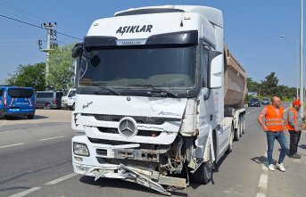 Bafra'da kamyonun çarptığı otomobildeki 1 kişi öldü, 2 kişi yaralandı