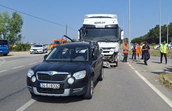 Bafra'da kamyonun çarptığı otomobildeki 3 kişi yaralandı