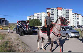 Bayburtlu çift, traktörü “gelin arabası“ yaptı