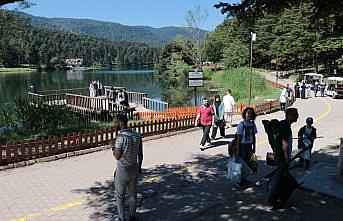 Bolu'da vatandaşlar bayram tatilini Gölcük Tabiat Parkı'nda dinlenerek geçirdi