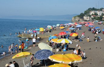 Düzce'de sıcak havadan bunalanlar denize girerek serinledi