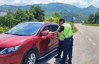 Giresun'da trafik ekipleri sürücülere çikolata ikram etti