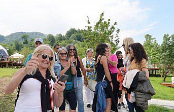 Güney Amerikalı turistler, Düzce'de Aydınpınar Şelalesi Tabiat Parkı'nı gezdi