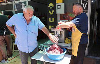 Havza'da kasap ve şarküterilerde kıyma mesaisi devam ediyor