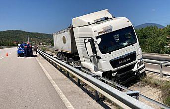 Karabük'te bariyere çarpan tırın sürücüsü yaralandı