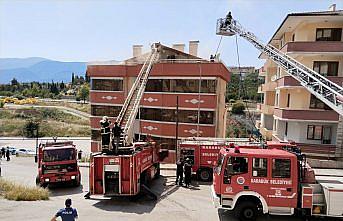 Karabük'te bir apartmanın çatı katında çıkan yangın söndürüldü