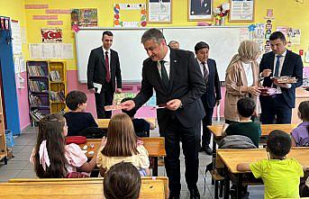 Karabük'te okuma seferberliği kapsamında öğrencilere kitap dağıtımı sürüyor