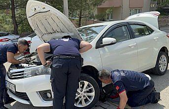 Karabük'te otomobilin motor kısmına sıkışan kedi yavrusu kurtarıldı