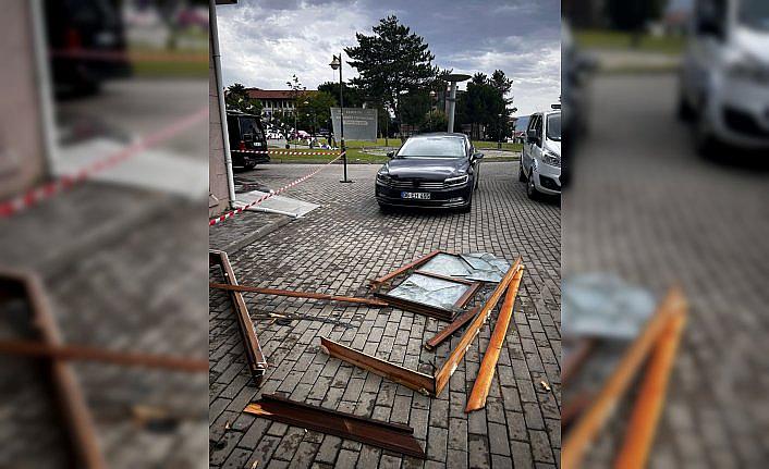 Karabük'te rüzgar nedeniyle yerinden çıkan pencerenin düşme anı araç kamerasında