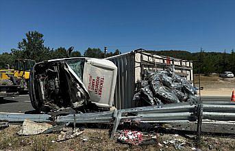 Kastamonu'da devrilen kamyonun şoförü öldü, yanındaki kişi yaralandı