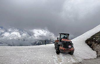 Rize'de yüksek rakımlı yayla yollarında kar temizleme çalışmaları sürüyor