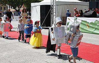 Samsun'da minikler, atık malzemelerden hazırlanan kıyafetlerle defile sundu