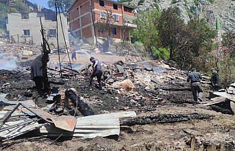 Sinop'ta çıkan yangında 3 ev ile 2 ambar yandı