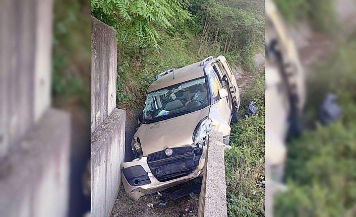 Sinop'ta hafif ticari aracın devrildiği kazada 4 kişi yaralandı