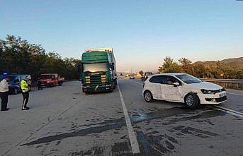 Sinop'ta tırla çarpışan otomobildeki 4 kişi yaralandı