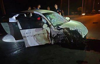 Tokat'ta aydınlatma direğine çarpan otomobildeki 3 kişi yaralandı