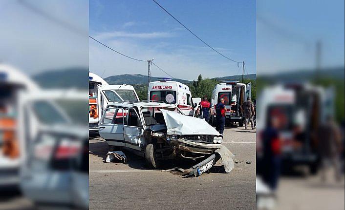 Tokat'ta iki otomobilin çarpıştığı kazada 7 kişi yaralandı