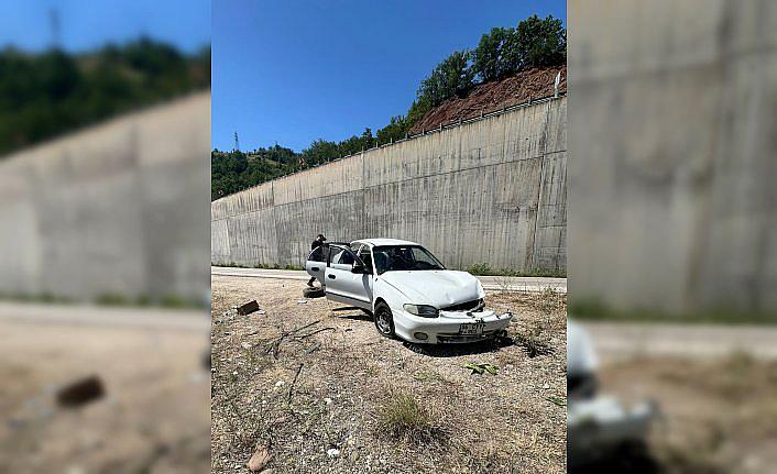 Tokat'ta istinat duvarına çarpan otomobildeki 3 kişi yaralandı