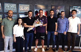 TSYD Trabzon Şubesi üyelerinden Trabzonspor Teknik Direktörü Abdullah Avcı'ya ziyaret