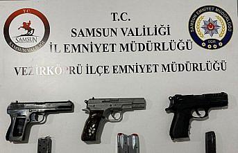 Vezirköprü'de araçlarında ruhsatsız tabanca bulunan 2 zanlı yakalandı