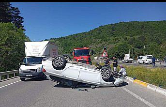 Yeniçağa'da devrilen otomobildeki 2 kişi yaralandı