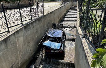 Artvin'de dereye düşen otomobildeki 2 kişi yaralandı