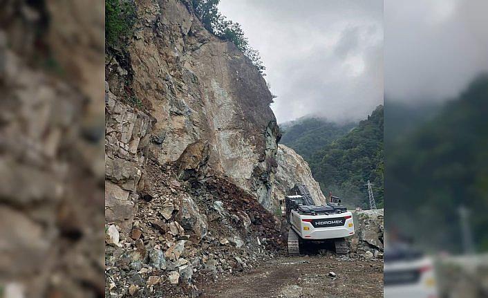 Giresun'da heyelan sonucu kapan köy grup yolu açıldı