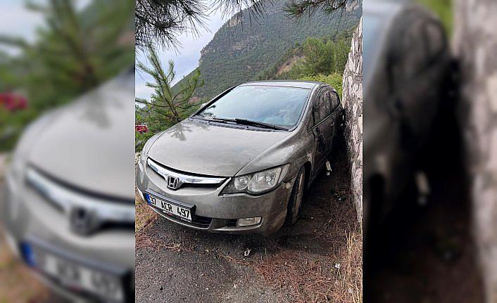 Karabük’te istinat duvarına çarpan otomobildeki 3 kişi yaralandı