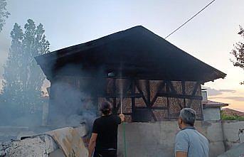 Kastamonu'da çıkan yangında 2 ev, samanlık, ahır, traktör ve ambarlar zarar gördü