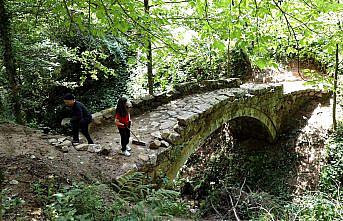 Rize'de baba kız tarihi kemer köprüdeki yabani otları temizledi