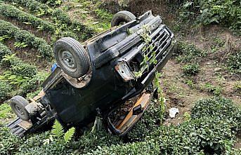 Rize'de çay bahçesine devrilen kamyonetteki 3 kişi yaralandı