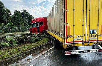 Rize'de tırın refüje çarptığı kazada sürücü yaralandı