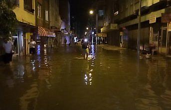 Samsun'da sağanak su baskınına yol açtı