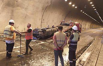 Sinop'ta tünelde devrilip alev alan otomobildeki 2 kişi yaralandı