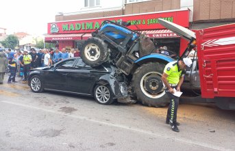 Tokat’ta freni boşalan traktör ışıklarda bekleyen otomobilin üzerine çıktı, 1 kişi yaralandı