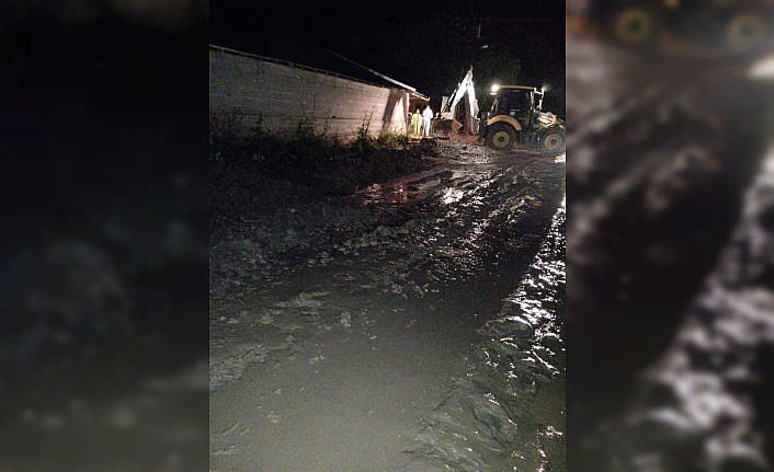 Tokat'ta sağanak nedeniyle kapanan yolların açılması için çalışma başlatıldı