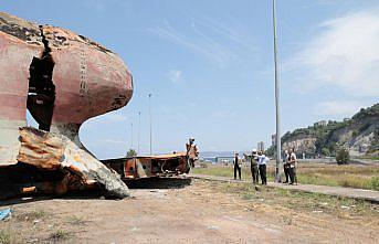 Zonguldak Valisi Hacıbektaşoğlu, batan yük gemisinin enkazından çıkarılan parçalarda yapılan çalışmaları inceledi