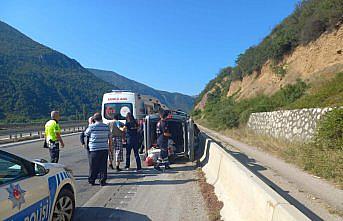 Amasya’da devrilen hafif ticari araçtaki 3 kişi yaralandı