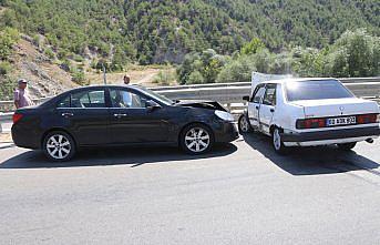 Amasya'da iki otomobilin çarpıştığı kazada 3 kişi yaralandı