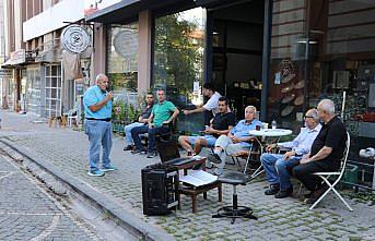 Amasya'daki Gümüşlü Mahallesi esnafı güne “Minik kuş“un mini konseriyle başlıyor