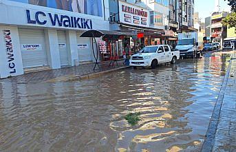 Bafra'da su borusu patladı, yol su altında kaldı