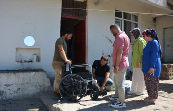 Başçiftlik Belediyesi iki aileye tekerlekli sandalye yardımı yaptı