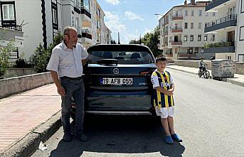 Çorum Emniyet Müdürü Pehlivan, engelli gencin özel plaka isteğini yerine getirdi