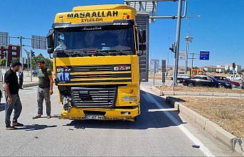 Çorum'da tırla çarpışan otomobilin sürücüsü yaralandı