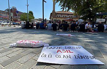 Düzce'de, İsrail'in saldırılarında ölen çocuklar “kanlı kefenli bebek“ eylemi düzenlendi